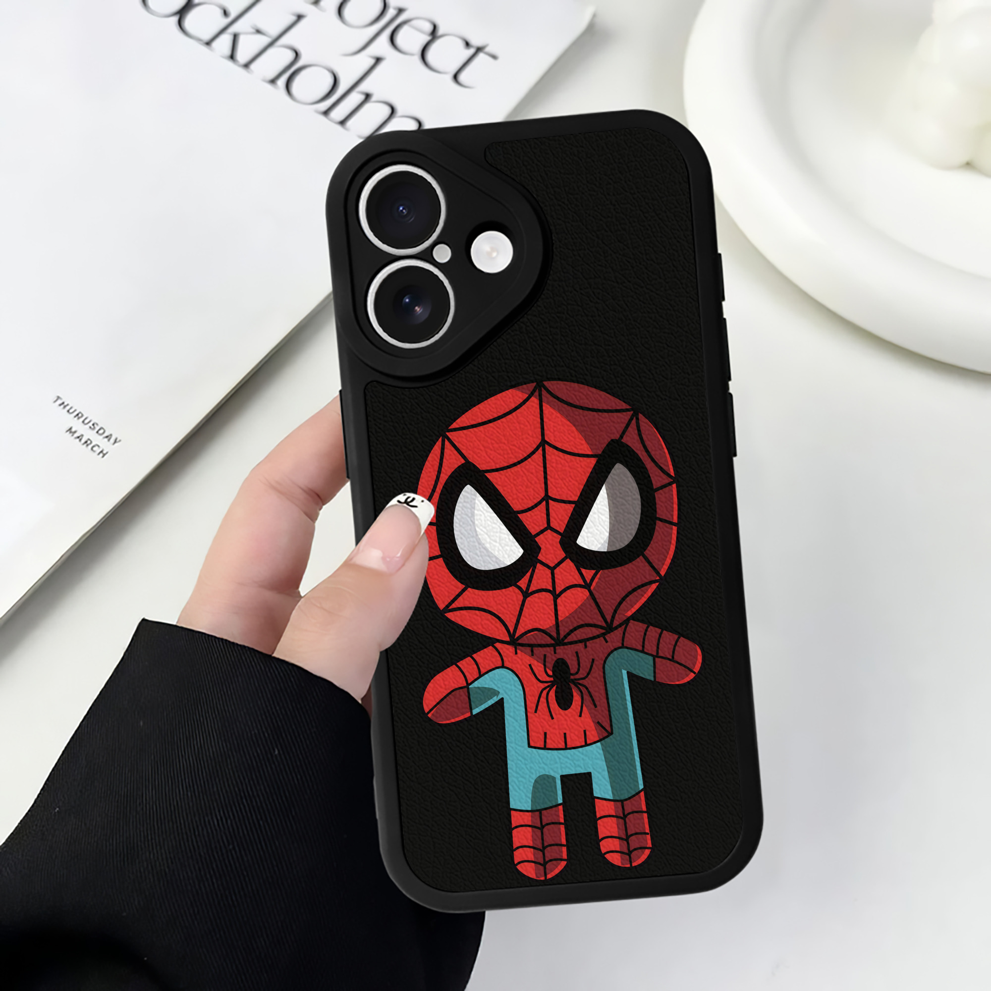（画像用） アベンジャーズ The Avengers 【iPhone 16シリーズ対応】シリコンスマホケース（レザー調） 材質：シリコン
